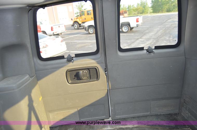image for item F8321 2008 Chevrolet Express G2500 van