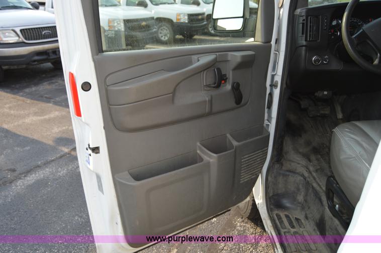 image for item F8321 2008 Chevrolet Express G2500 van