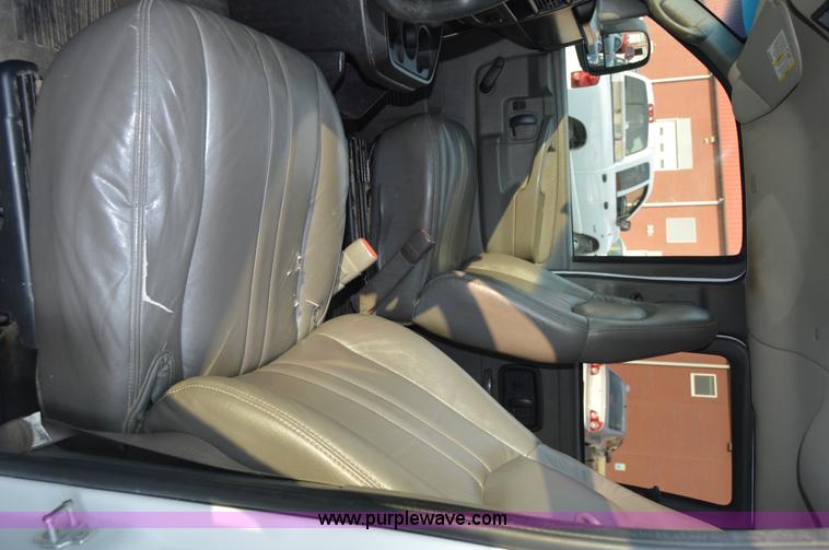 image for item F8321 2008 Chevrolet Express G2500 van