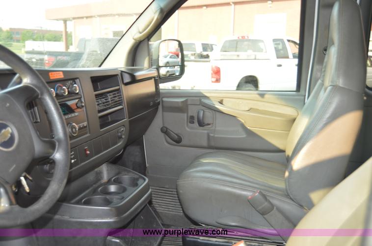 image for item F8321 2008 Chevrolet Express G2500 van