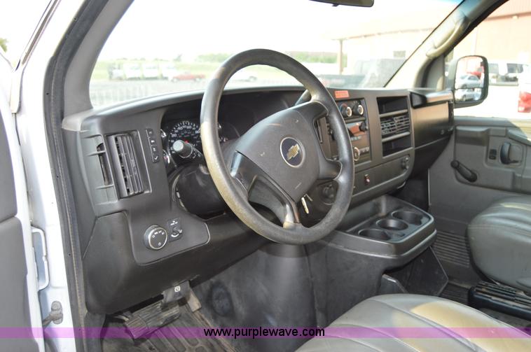 image for item F8321 2008 Chevrolet Express G2500 van