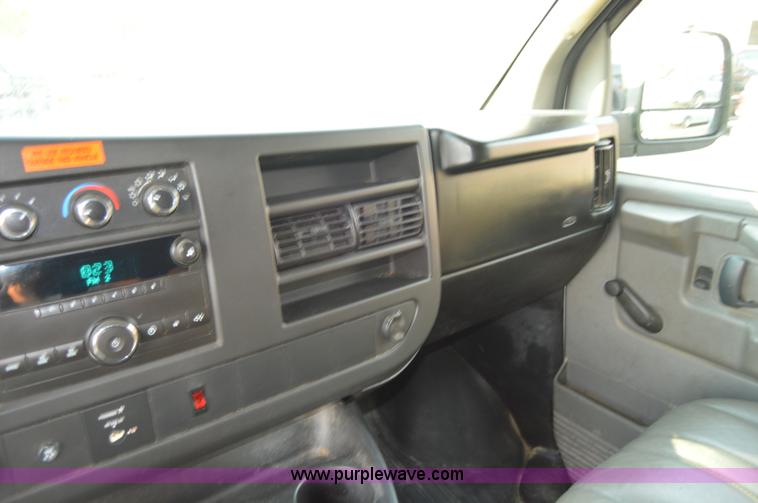 image for item F8321 2008 Chevrolet Express G2500 van