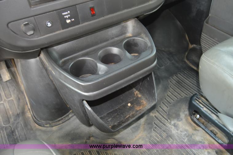 image for item F8321 2008 Chevrolet Express G2500 van