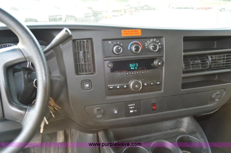 image for item F8321 2008 Chevrolet Express G2500 van