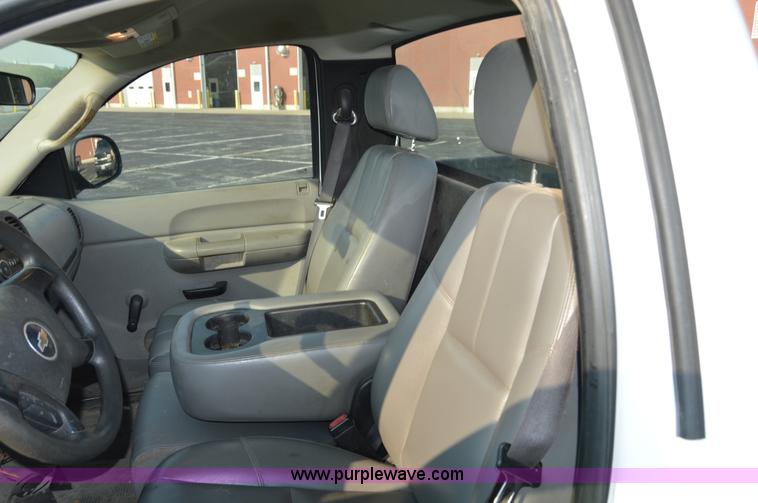 image for item F8325 2008 Chevrolet Silverado 1500 pickup truck