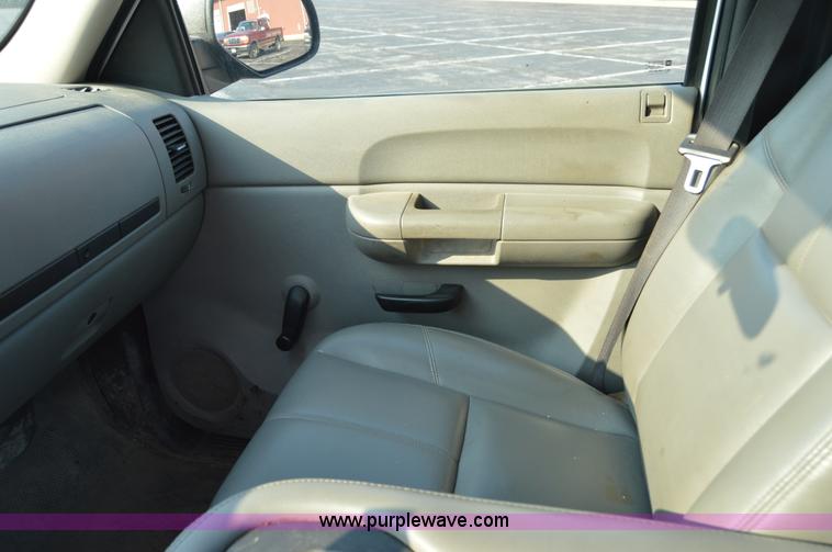 image for item F8325 2008 Chevrolet Silverado 1500 pickup truck