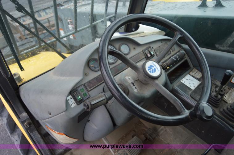 image for item F8334 2002 New Holland LM430 telehandler