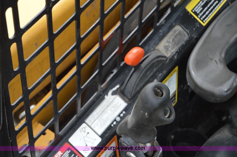 image for item H2794 2007 John Deere 320 skid steer