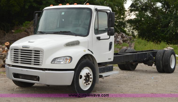 image for item H2798 2005 Freightliner Business Class M2 cab and chassis