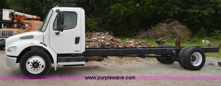 image for item H2798 2005 Freightliner Business Class M2 cab and chassis