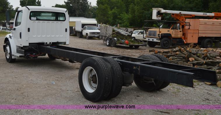 image for item H2798 2005 Freightliner Business Class M2 cab and chassis