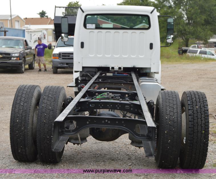 image for item H2798 2005 Freightliner Business Class M2 cab and chassis