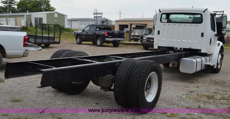 image for item H2798 2005 Freightliner Business Class M2 cab and chassis