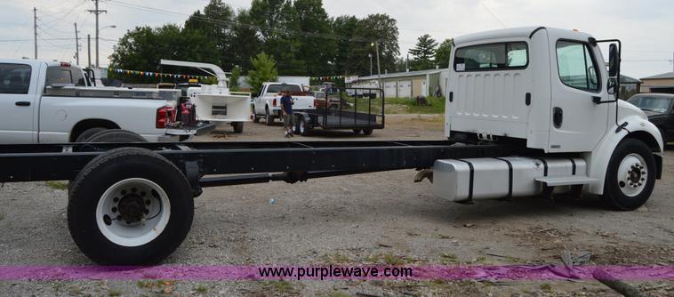 image for item H2798 2005 Freightliner Business Class M2 cab and chassis