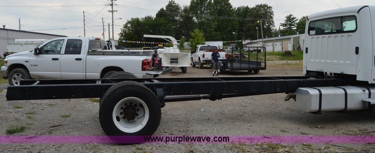 image for item H2798 2005 Freightliner Business Class M2 cab and chassis