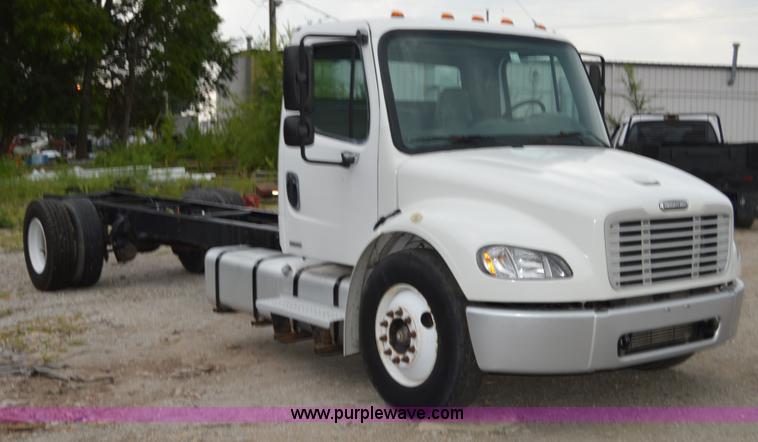 image for item H2798 2005 Freightliner Business Class M2 cab and chassis