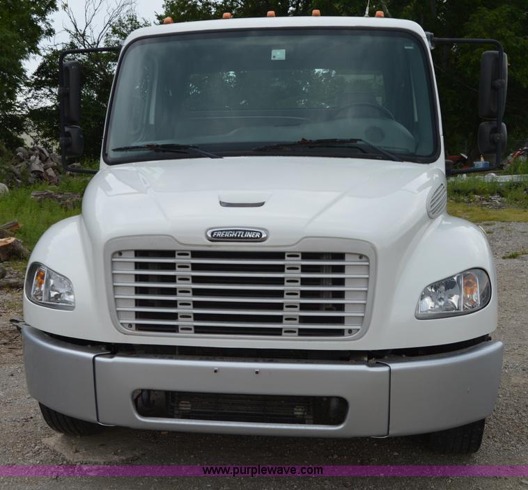 image for item H2798 2005 Freightliner Business Class M2 cab and chassis