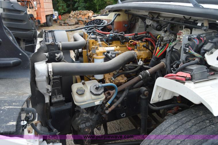 image for item H2798 2005 Freightliner Business Class M2 cab and chassis