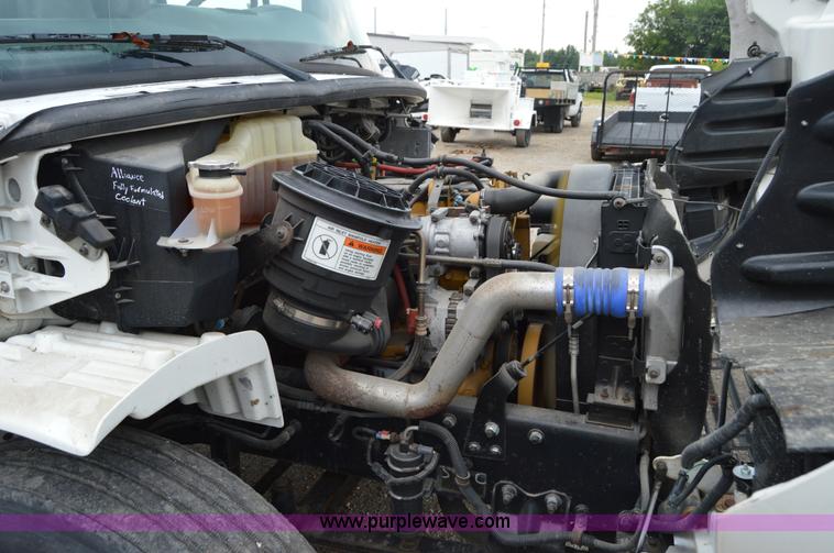 image for item H2798 2005 Freightliner Business Class M2 cab and chassis