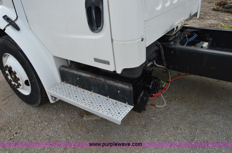 image for item H2798 2005 Freightliner Business Class M2 cab and chassis