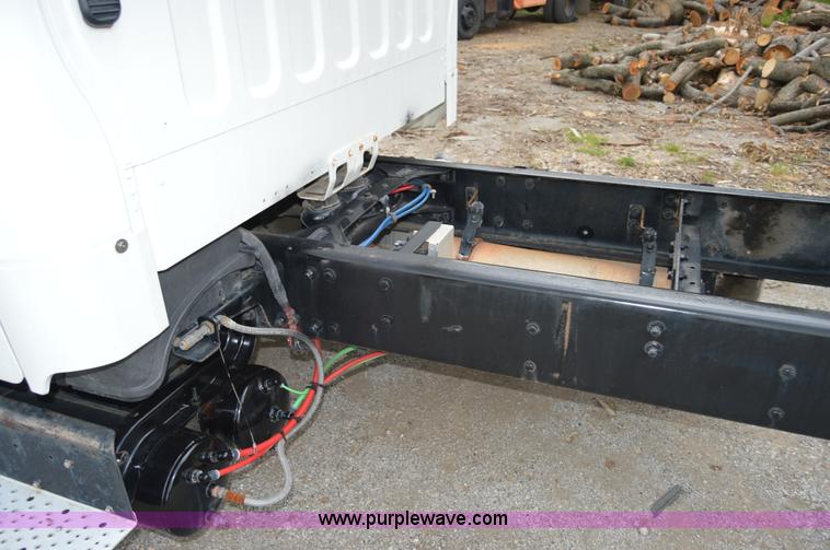 image for item H2798 2005 Freightliner Business Class M2 cab and chassis