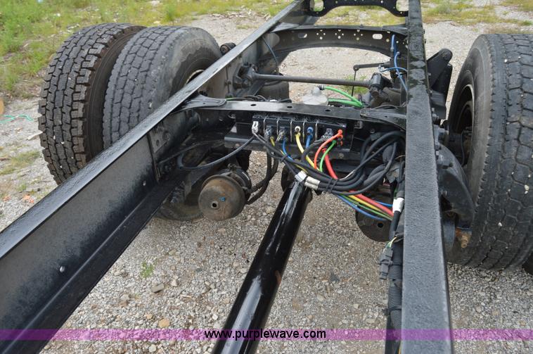 image for item H2798 2005 Freightliner Business Class M2 cab and chassis