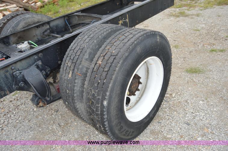 image for item H2798 2005 Freightliner Business Class M2 cab and chassis