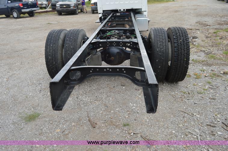 image for item H2798 2005 Freightliner Business Class M2 cab and chassis