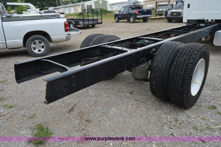 image for item H2798 2005 Freightliner Business Class M2 cab and chassis