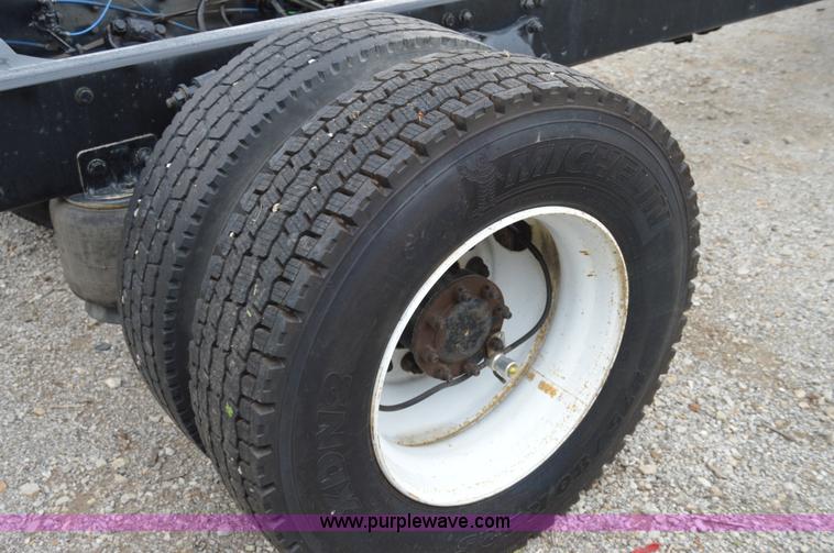 image for item H2798 2005 Freightliner Business Class M2 cab and chassis