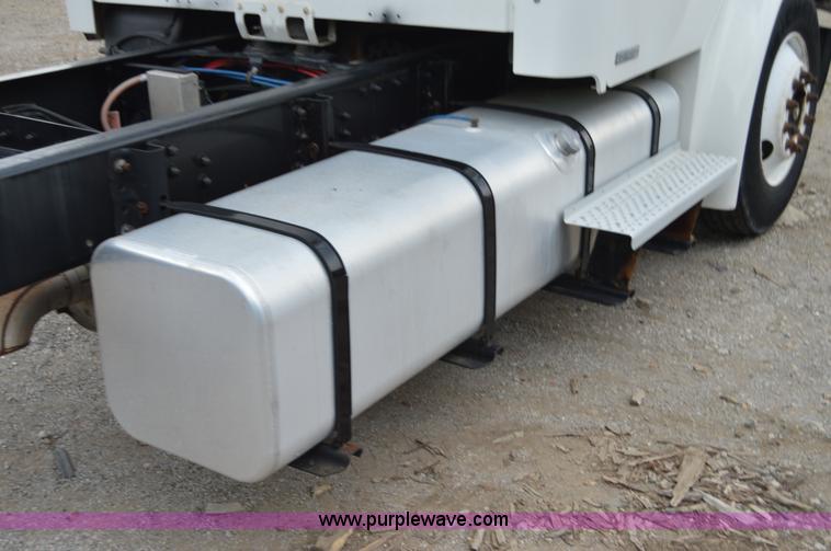 image for item H2798 2005 Freightliner Business Class M2 cab and chassis