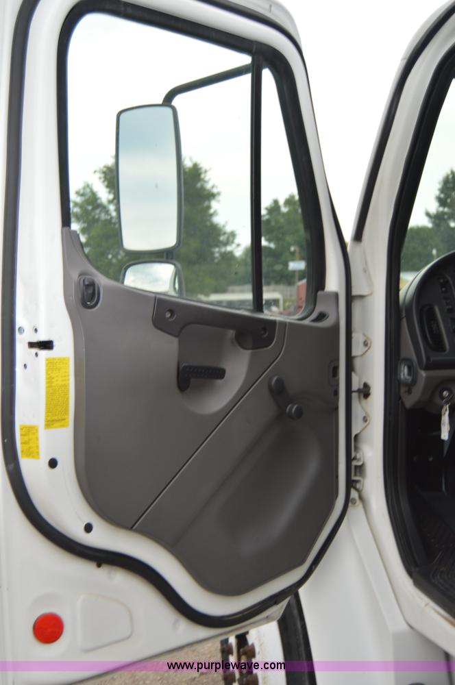 image for item H2798 2005 Freightliner Business Class M2 cab and chassis