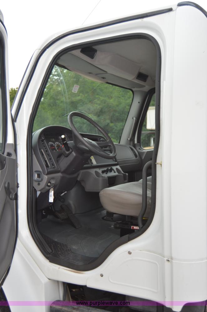 image for item H2798 2005 Freightliner Business Class M2 cab and chassis