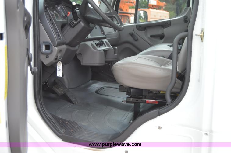 image for item H2798 2005 Freightliner Business Class M2 cab and chassis