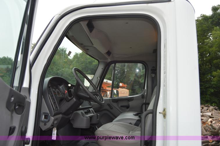 image for item H2798 2005 Freightliner Business Class M2 cab and chassis