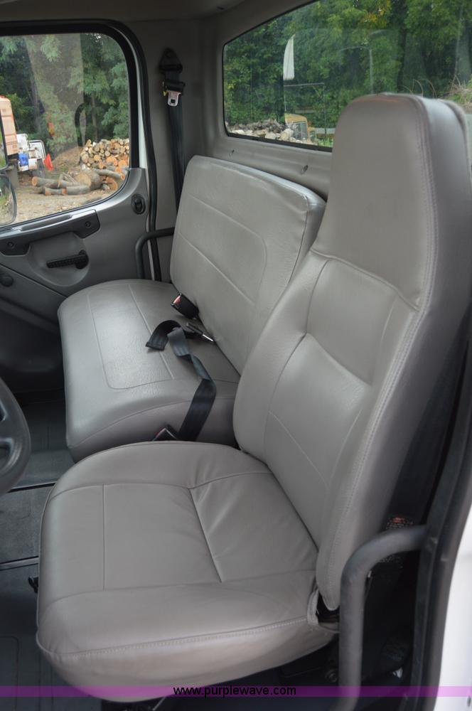 image for item H2798 2005 Freightliner Business Class M2 cab and chassis