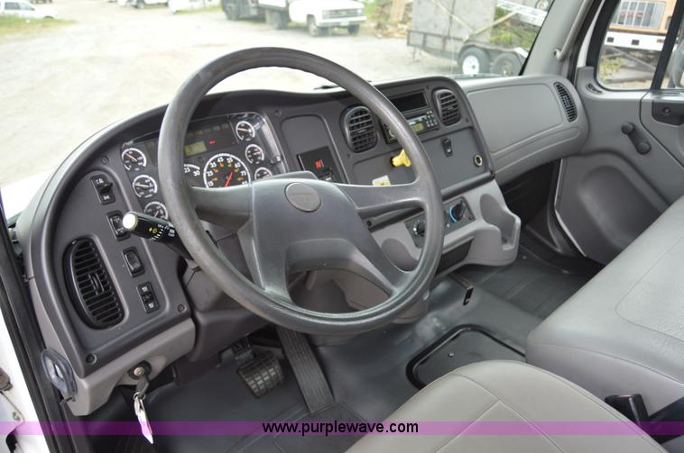 image for item H2798 2005 Freightliner Business Class M2 cab and chassis