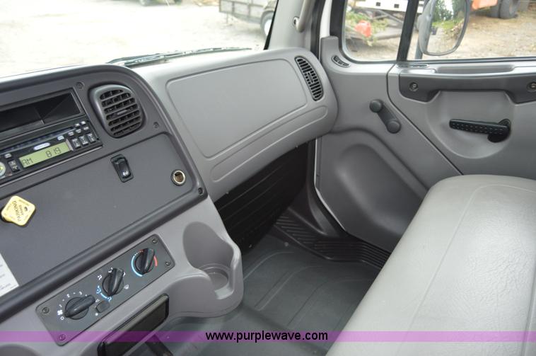 image for item H2798 2005 Freightliner Business Class M2 cab and chassis