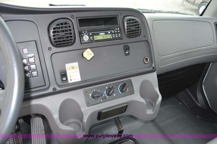 image for item H2798 2005 Freightliner Business Class M2 cab and chassis