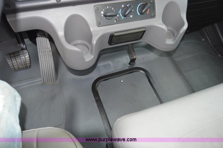 image for item H2798 2005 Freightliner Business Class M2 cab and chassis