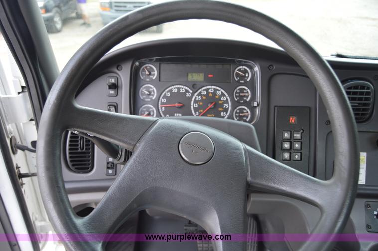 image for item H2798 2005 Freightliner Business Class M2 cab and chassis