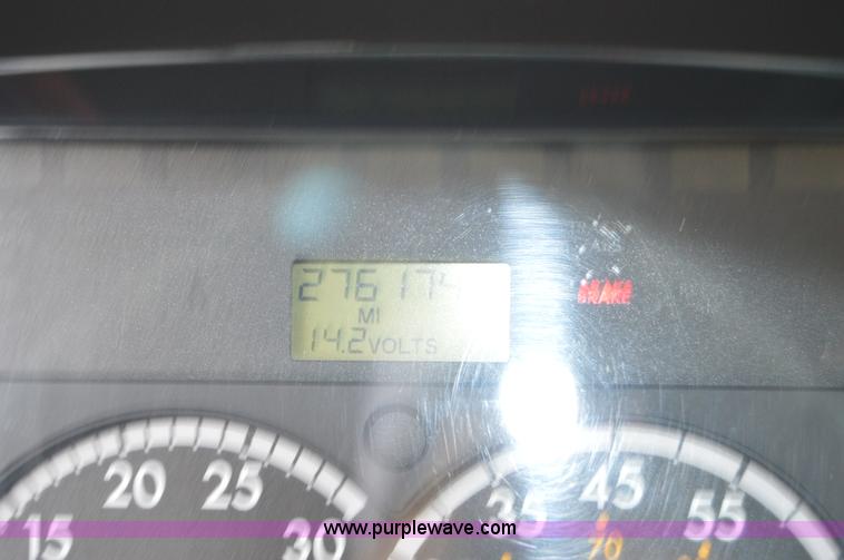 image for item H2798 2005 Freightliner Business Class M2 cab and chassis