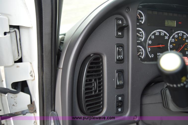 image for item H2798 2005 Freightliner Business Class M2 cab and chassis