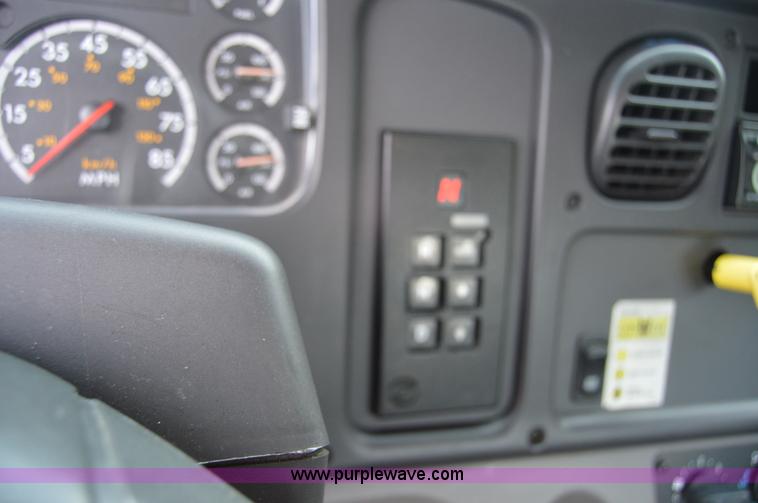 image for item H2798 2005 Freightliner Business Class M2 cab and chassis