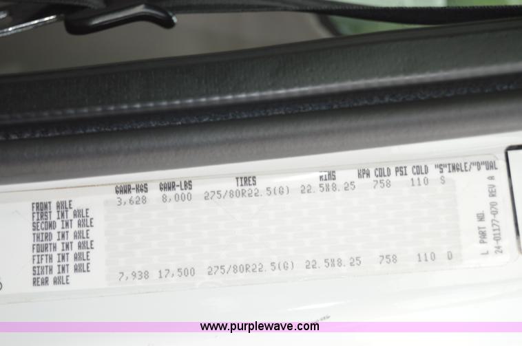 image for item H2798 2005 Freightliner Business Class M2 cab and chassis