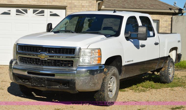 image for item H2805 2007 Chevrolet Silverado 2500HD Crew Cab pickup truck