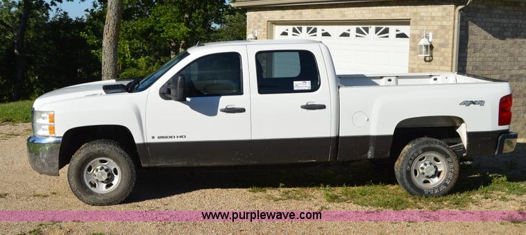 image for item H2805 2007 Chevrolet Silverado 2500HD Crew Cab pickup truck