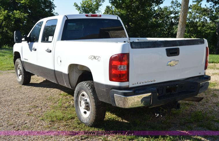 image for item H2805 2007 Chevrolet Silverado 2500HD Crew Cab pickup truck