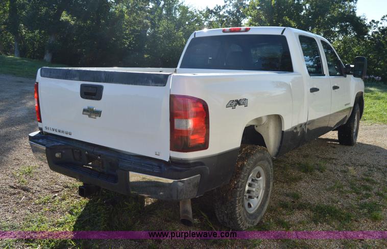 image for item H2805 2007 Chevrolet Silverado 2500HD Crew Cab pickup truck