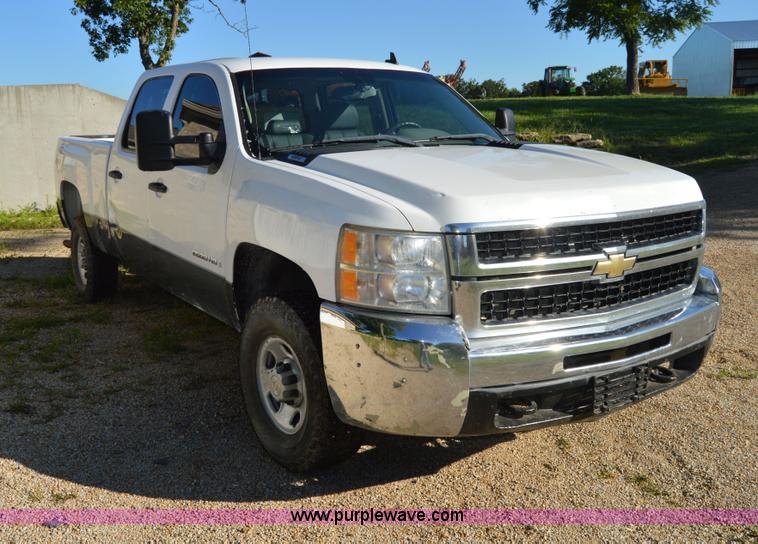 image for item H2805 2007 Chevrolet Silverado 2500HD Crew Cab pickup truck
